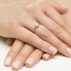 Złoty pierścionek 585 z brylantami 0,11ct Galaktyki, prezentowany na dłoni kobiety z delikatnym manicurem produktu W0419.Z3.DIW.01
