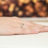 Pierścionek z białego złota z diamentem, prezentowany na dłoni z jasnym tłem produktu W0171.Z3.DIW.01