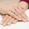 Pierścionek z białego złota 585 z wieloma brylantami osadzonymi w trzech równoległych rzędach, prezentowany na dłoni kobiety produktu W0416.B3.DIW.01