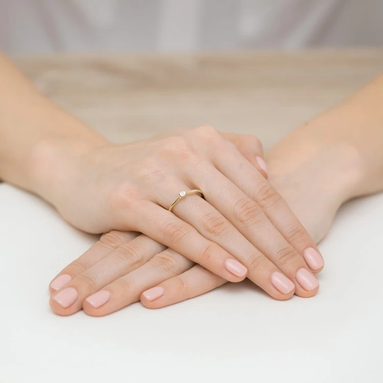 Pierścionek z białego złota z brylantem 0,01ct Klasyka