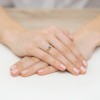 Delikatny pierścionek z żółtego złota z granatowym kamieniem z kolekcji Klasyka, prezentowany na dłoni produktu W0222.Z3.SAB.02
