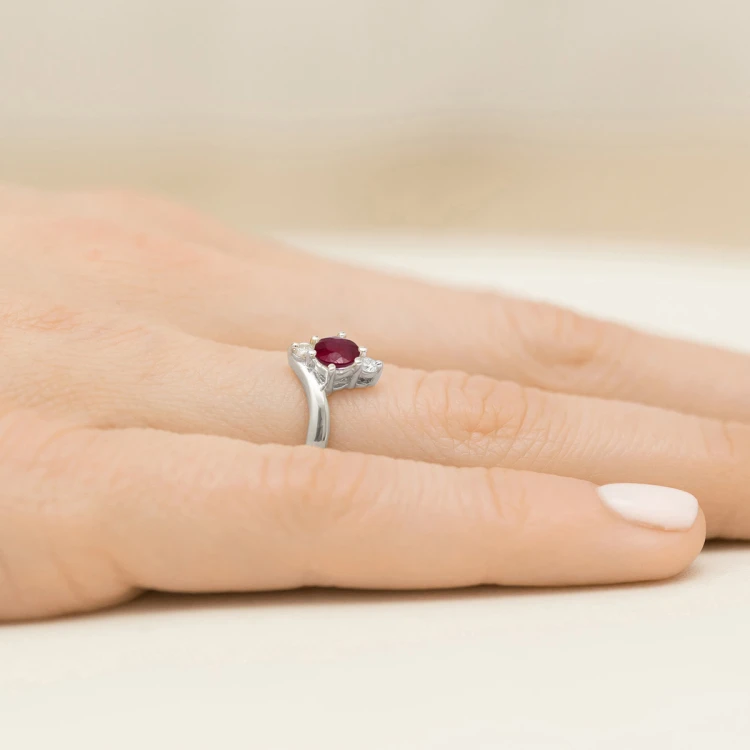 Pierścionek z białego złota z rubinem 0,50ct i brylantami Triola P038-B585-R0.50 marko