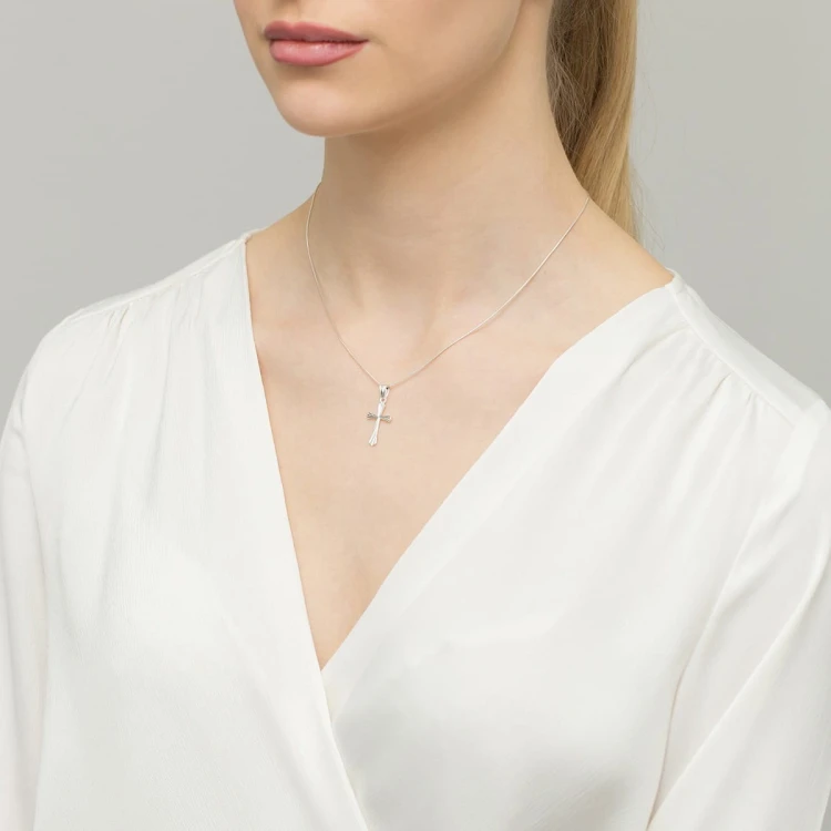 Srebrny krzyżyk diamentowany zdobiony D357-925-S marko