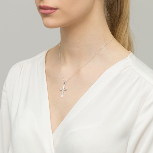 Srebrny krzyż z Jezusem diamentowany zdobiony