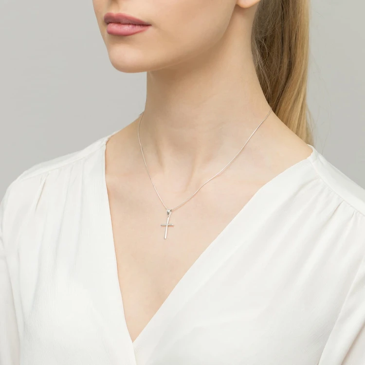 Minimalistyczny mały srebrny krzyżyk D375-925-S marko