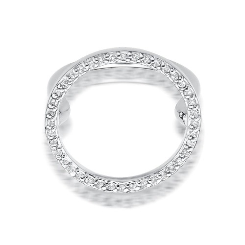 Elegancki pierścionek z białego złota w kształcie otwartego koła, wysadzany błyszczącymi brylantami, prezentowany na białym tle produktu W0510.B3.DIW.01