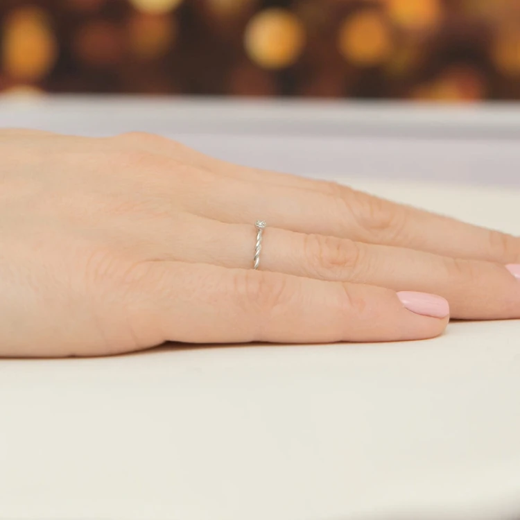 Srebrny delikatny pierścionek z cyrkonią skręcany Virino JP042-925-S marko
