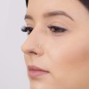 Opis zawartości zdjęcia produktu K1183-585-SOLO
Elegancki złoty kolczyk do nosa z pojedynczą, błyszczącą cyrkonią jest noszony na delikatnie zaróżowionym nosie kobiety na neutralnym, jasnym tle.