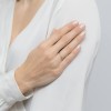 Delikatny pierścionek z różowego złota wysadzany drobnymi brylantami na obrączce, prezentowany na dłoni na jasnym tle produktu W0607.R3.DIW.01