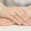 Elegancki pierścionek zaręczynowy z białego złota z brylantem, prezentowany na dłoni z delikatnym różowym manicure produktu W0526.B3.DIW.03