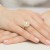 Okazały złoty pierścionek z brylantami, prezentowany na dłoni z jasnoróżowym manicure. produktu W0549.Z3.DIW.04