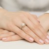 Pierścionek zółte złoto brylant 1,00ct i 26 bocznych brylantów z kolekcji Dynastia, prezentowany na dłoni produktu W0551.Z3.DIW.04