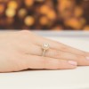 Pierścionek zółte złoto brylant 1,00ct i 26 bocznych brylantów z kolekcji Dynastia, prezentowany na dłoni produktu W0551.Z3.DIW.04