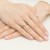 Okazały złoty pierścionek z brylantem z kolekcji Klasyka, prezentowany na dłoniach z jasnoróżowym manicure produktu W0563.Z3.DIW.01