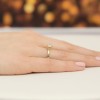 Okazały złoty pierścionek z brylantem 0,50ct, prezentowany na dłoni produktu W0563.Z3.DIW.02
