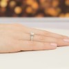 Pierścionek ze złota z brylantem 1,00ct i kamieniami na szynie z kolekcji Galaktyki, prezentowany na dłoni produktu W0534.Z3.DIW.05