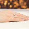 Elegancki pierścionek z białego złota z brylantem o masie 1,00 ct, osadzonym w sześciu łapkach, prezentowany na dłoni na jasnym tle produktu W0535.B3.DIW.05