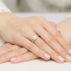 Okrągły złoty pierścionek Halo brylant 0,40ct i kamienie boczne z kolekcji Dynastia, prezentowany na dłoni produktu W0508.Z3.DIW.01