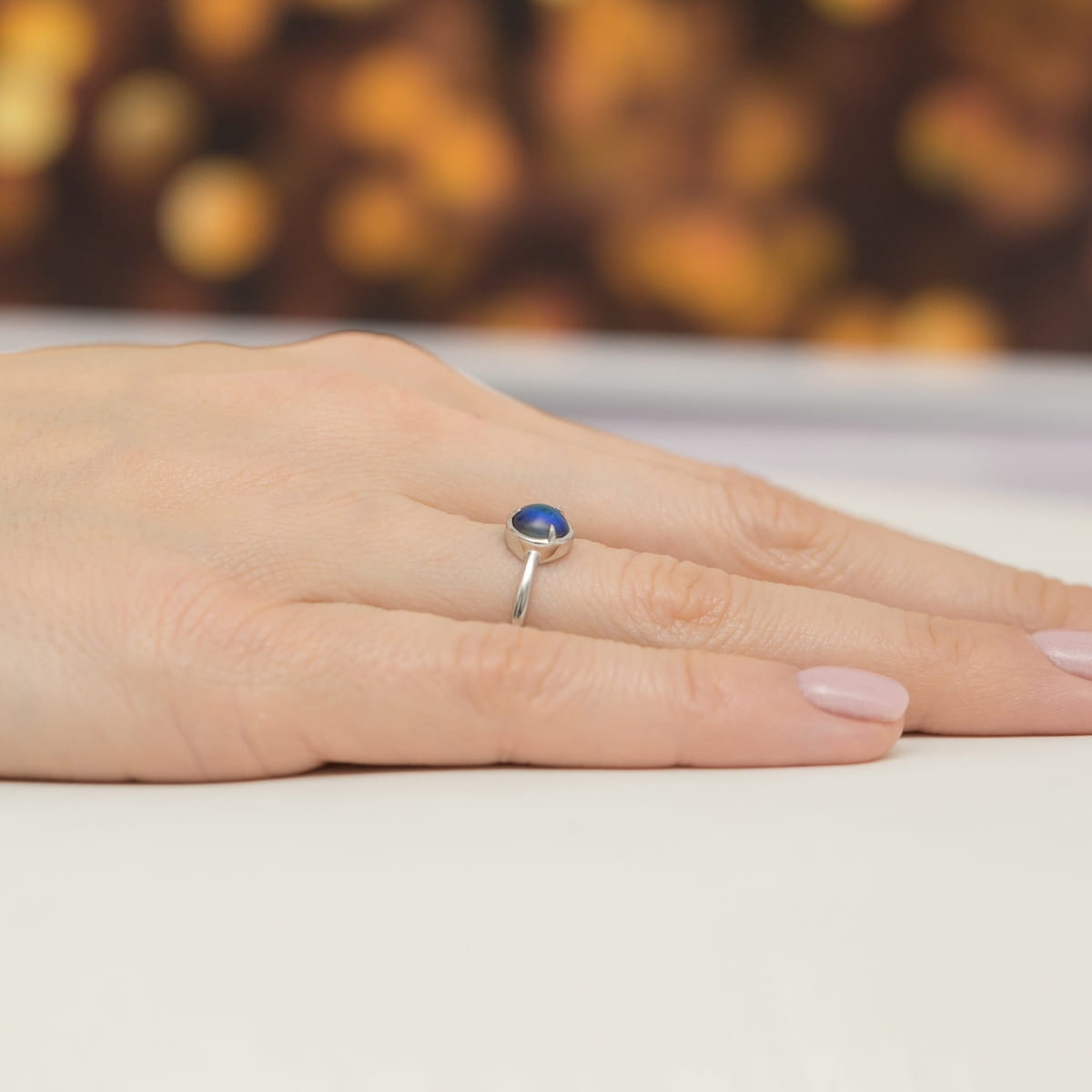 Srebrny pierścionek z okrągłym kamieniem nastroju