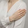 Delikatny pierścionek z białego złota z cyrkoniami, prezentowany na dłoni produktu EP154-333