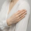 Pierścionek z białego złota z czarnymi kamieniami z kolekcji Soledo, prezentowany na dłoni produktu EP150-333-CZ