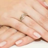 Elegancki pierścionek z białego złota zdobiony brylantami, prezentowany na dłoni produktu W0114.B3.DIW.01