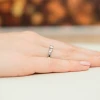 Białe złoto pierścionek zaręczynowy z prostokątnym diamentem, prezentowany na dłoni produktu W0343.B3.DIW.01