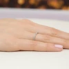 Delikatna biała złota obrączka wysadzana 21 brylantami o łącznej masie 0,18ct prezentowana na dłoni produktu W0531.B3.DIW.01
