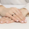 Pierścionek elastyczny na gumce pozłacane kulki czarny onyks i perła Kleur JP066-925-CZZ
