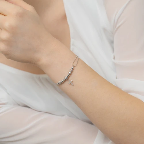 Srebrna bransoletka Charms z zawieszkami krzyżyk koraliki B530-925-S modelka