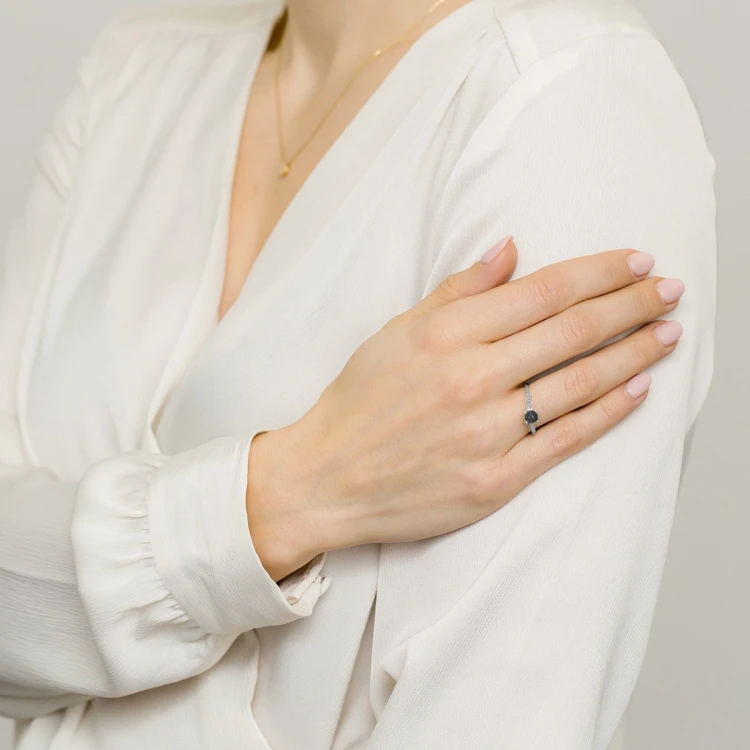 Zaręczynowy pierścionek z białego złota z czarnymi brylantami Kontrasty  P075-B585-CB0.08 marko