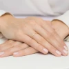 Pozłacany pierścionek skręcany wstążka Supreni JP087-925-Z marko