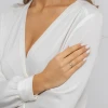 Złoty pierścionek z sercem ozdobionym cyrkonią, prezentowany na dłoni z białym manicure produktu P190-333-B