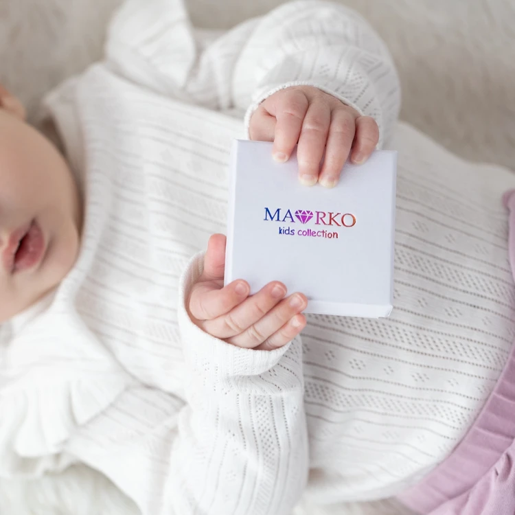 Białe pudełeczko na biżuterię z kolorowym logo Infano prezent dla dziecka A082 marko