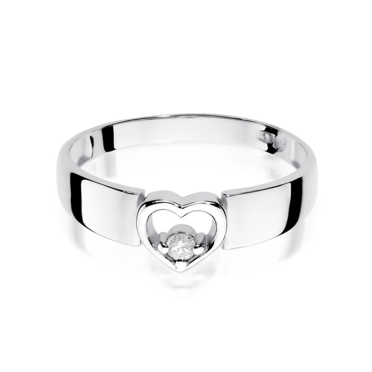 Elegancki pierścionek zaręczynowy z białego złota z brylantem w kształcie serca, prezentowany na białym tle produktu W0276.B3.DIW.01