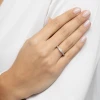 Biały pierścionek z białego złota z diamentami, prezentowany na dłoni produktu W0201.Z3.DIW.01
