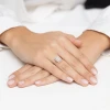 Elegancki pierścionek z żółtego złota z prostokątną koroną wysadzaną drobnymi diamentami, prezentowany na dłoni produktu W0573.Z3.DIW.01