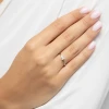 Delikatny pierścionek z białego złota z kwadratowym brylantem w szlifie princessa, prezentowany na dłoni z jasnoróżowymi paznokciami na tle białej tkaniny produktu W0587.B3.DIW.01