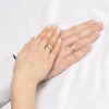 Złote obrączki ślubne płaskie piaskowane z polerowanymi obręczami 5mm O051-585