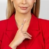 Złoty pierścionek zaręczynowy z szafirem Dynastia, prezentowany na modelu w czerwonej marynarce produktu W0403.Z3.SAB.01