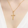 Pozłacany krzyż z Jezusem nacinany zdobiony D363-925-Z marko