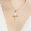 Pozłacany krzyż z Jezusem diamentowany zdobiony D367-925-Z marko
