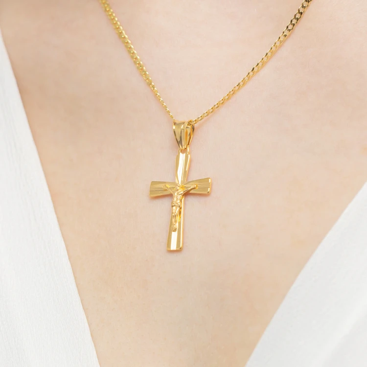 Pozłacany krzyż z Jezusem diamentowany zdobiony D367-925-Z marko