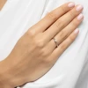 Delikatny pierścionek zaręczynowy z białego złota z centralnie osadzonym diamentem prezentowany na dłoni ubranej w białą koszulę produktu W0672.B3.DIW.01