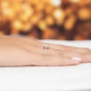 Elegancki pierścionek zaręczynowy z białego złota z centralnym kwadratowym diamentem Princessa oraz ozdobnymi brylantami, prezentowany na dłoni produktu W0591.B3.DIW.01