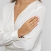 Delikatny pierścionek zaręczynowy z żółtego złota z kwadratowym kamieniem typu Lab Diamonds, prezentowany na dłoni produktu W0587.Z3.LDW.01