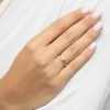 Delikatny pierścionek zaręczynowy z żółtego złota z kwadratowym kamieniem Lab Diamonds o delikatnej obrączce, prezentowany na dłoni produktu W0587.Z3.LDW.01