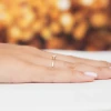 Delikatny pierścionek zaręczynowy z żółtego złota z kwadratowym kamieniem typu lab-diamond, prezentowany na dłoni produktu W0587.Z3.LDW.01