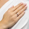 Klasyczny pierścionek zaręczynowy z żółtego złota z centralnie osadzonym diamentem laboratoryjnym o szlifie brylantowym, prezentowany na dłoni produktu W0605.Z3.LDW.02