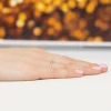 Delikatny pierścionek zaręczynowy z żółtego złota z okrągłym kamieniem centralnym typu Lab Diamond, prezentowany na dłoni produktu W0499.Z3.LDW.02